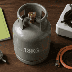 bouteille de gaz gris 13kg sur table avec accessoires