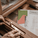 mecanisme cremone fenetre bois gros plan