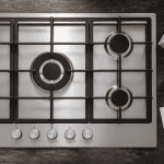 plaque de cuisson gaz 5 feux facile à nettoyer sur plan bois avec accessoires