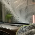 Nettoyage pare brise intérieur : microfibre sur vitre et traces résiduelles au vinaigre