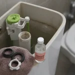Fuite flotteur WC : réglage du flotteur pour éviter la perte d’eau
