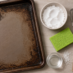 Nettoyer plaque four : bicarbonate, éponge et vinaigre pour encrassement