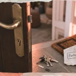 Serrurier porte claquée : porte entrouverte et clés, prix dès 100 €