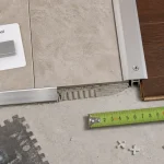 Baguette finition carrelage sol aluminium et barre de seuil entre carrelage et parquet