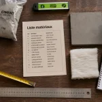 Liste de matériaux de construction : échantillons béton, laine de verre et parpaing