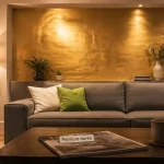 Peinture murale dorée sur mur d’accent, reflets lumineux en intérieur