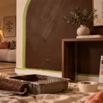 Decoration en peinture murale : mur d’accent brun chocolat, rouleau et ruban de masquage